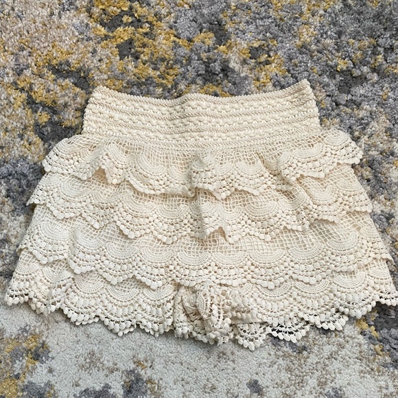 Cute Layered Knit Lace Shorts Size S Like New - Picture 2 of 3